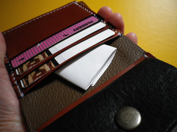 【送料無料】コンパクトサイズ  キャメル牛革・総手縫い二つ折り財布(差し込み式ベルト留め)　TIO-FS011 5枚目の画像