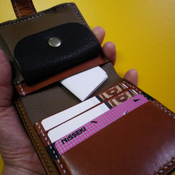 【送料無料】コンパクトサイズ  キャメル牛革・総手縫い二つ折り財布(差し込み式ベルト留め)　TIO-FS011 7枚目の画像