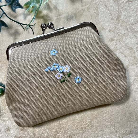 （両面刺繍）うさぎと忘れな草 二つ折の札が入るがま口薄型　カードポケットx2個付　11号帆布 2枚目の画像