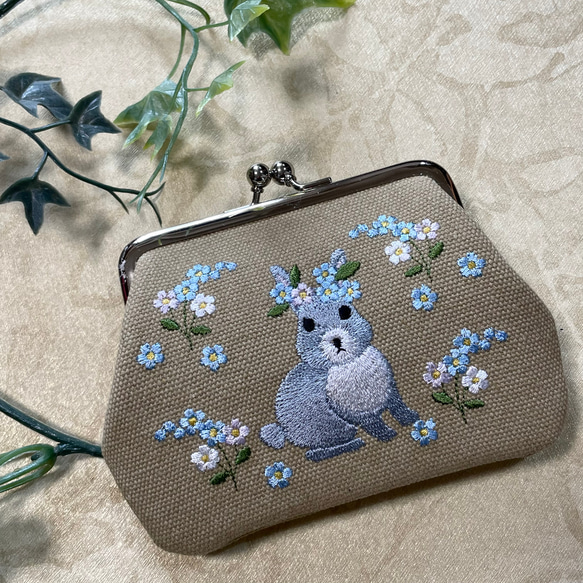 （両面刺繍）うさぎと忘れな草 二つ折の札が入るがま口薄型　カードポケットx2個付　11号帆布 1枚目の画像