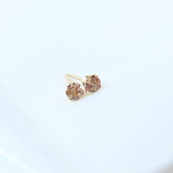 希少石☆カラーチェンジガーネットのピアス（3mm） 3枚目の画像