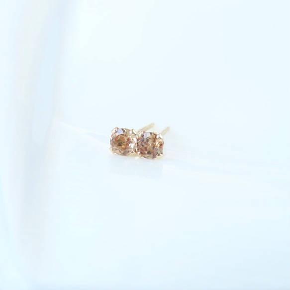 希少石☆カラーチェンジガーネットのピアス（3mm） 2枚目の画像