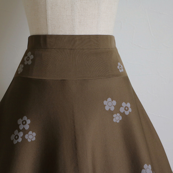[保持剪影！ ] 花卉圖案形狀恢復材料針織喇叭裙[橄欖色x灰色] 第9張的照片