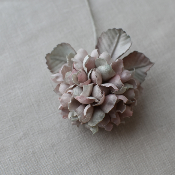 【布花】紫陽花のコサージュ（アンティークピンクグリーン）/一点物 4枚目の画像