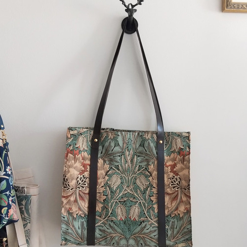 ウイリアムモリス〈ハニーサックル＆チューリップ〉トートバッグ