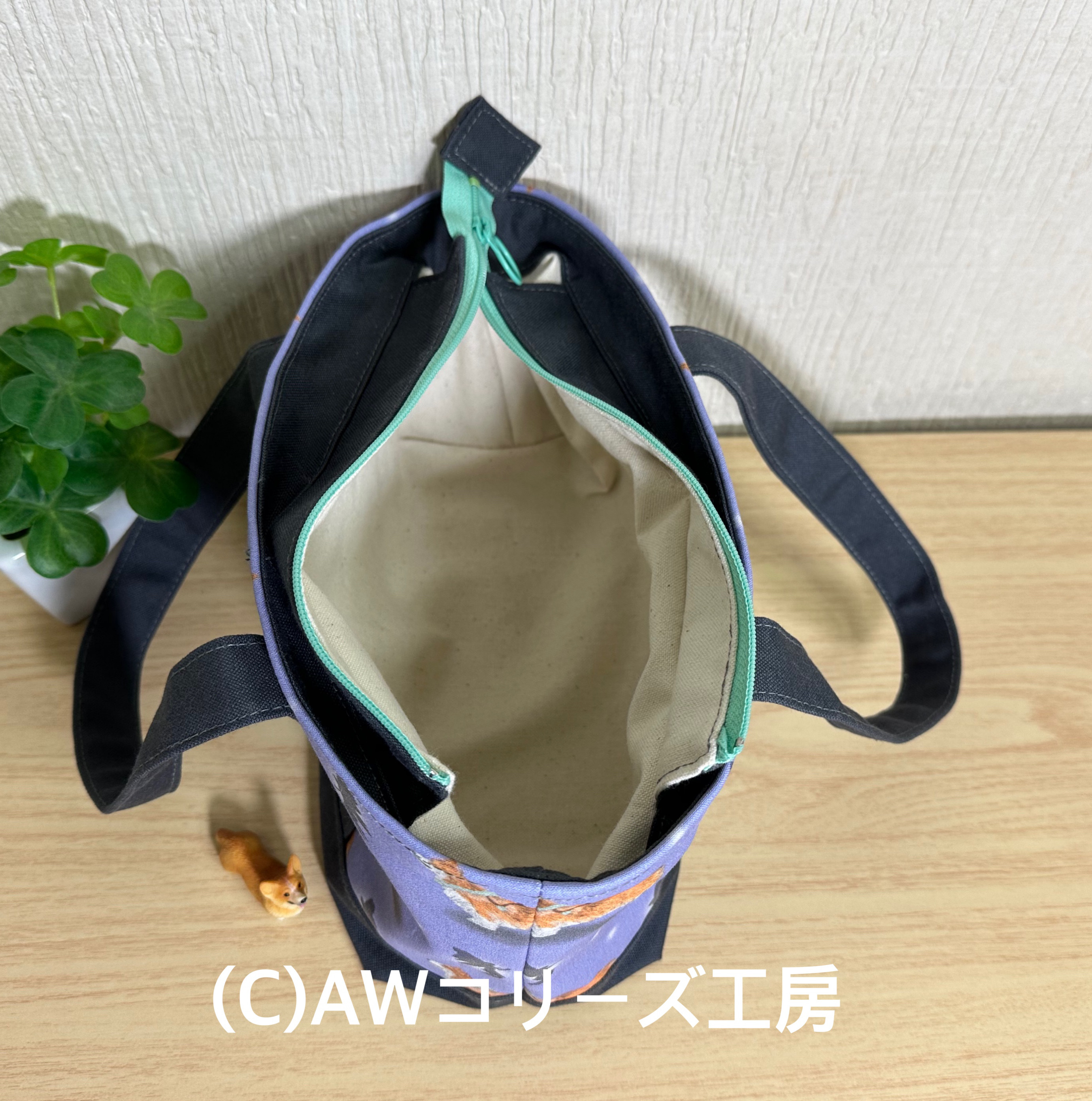 コーギーと妖精の輸入生地とチャコールグレイの11号帆布で作ったファスナー付きミニトート