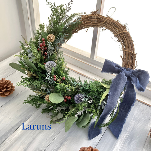 1.リボンハーフリース ボタニカルクリスマスリース ハーフムーンタイプ ネイビーリボンと薔薇