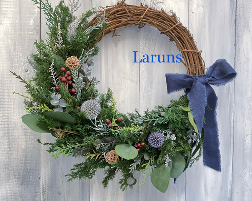 ボタニカルクリスマスリース ハーフムーンタイプ ネイビーリボンと薔薇