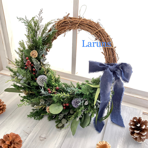 ボタニカルクリスマスリース ハーフムーンタイプ ネイビーリボンと薔薇