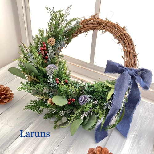 ボタニカルクリスマスリース ハーフムーンタイプ ネイビーリボンと薔薇