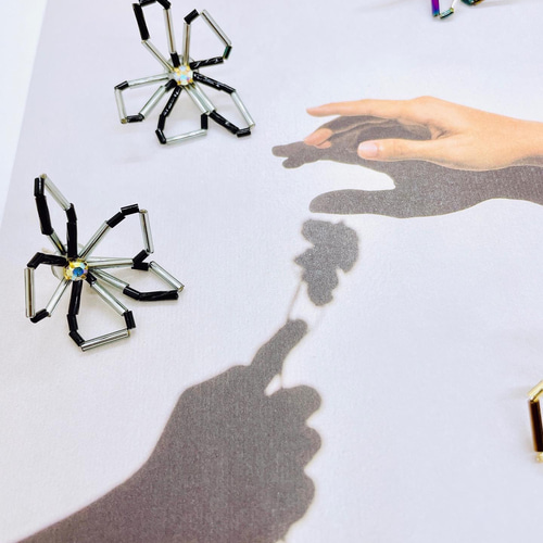 The outline of the petals- 竹ビーズ/花びら/ビーズ/ ピアス