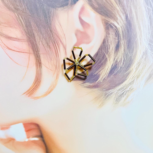 The outline of the petals- 竹ビーズ/花びら/ビーズ/ ピアス