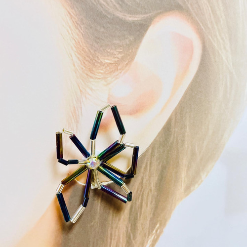 The outline of the petals- 竹ビーズ/花びら/ビーズ/ ピアス