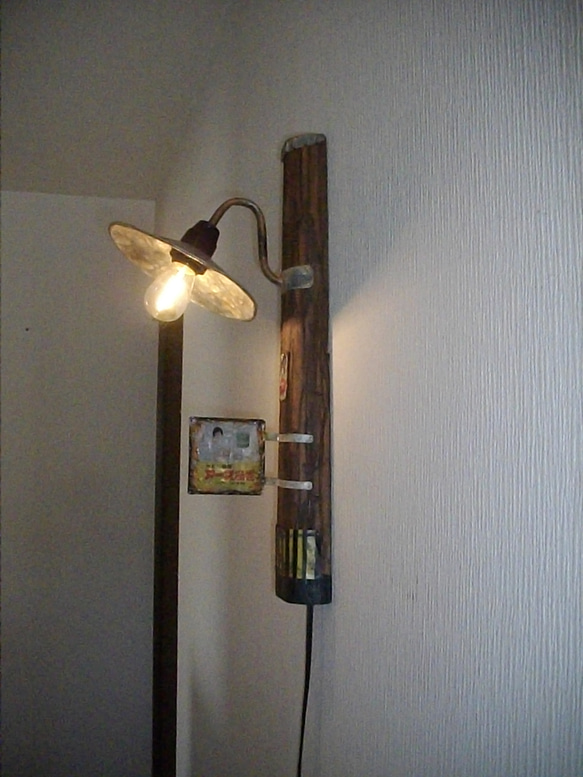 レトロな電柱とランプ 6枚目の画像