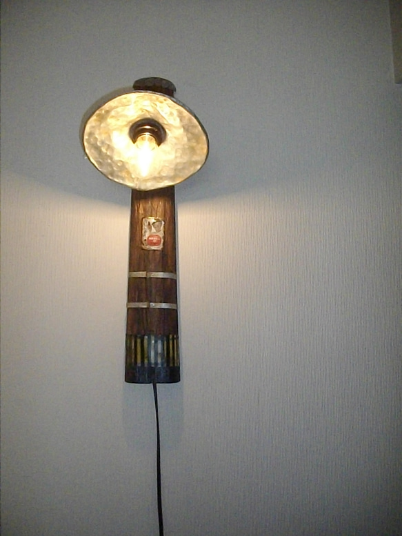 レトロな電柱とランプ 3枚目の画像