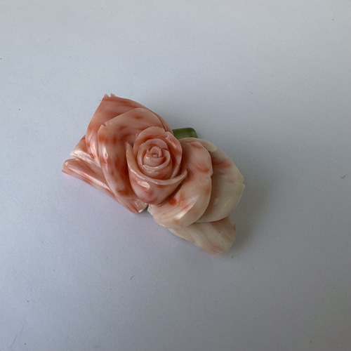 訳あり特価品⭐️珊瑚彫り帯留『薔薇』R41028Y1 帯留め 宝石珊瑚製造