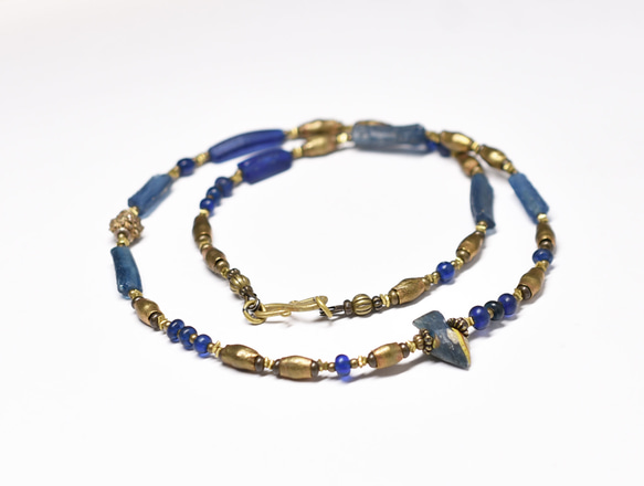 小鳥和羅馬玻璃，非洲黃銅，藍色古董珠項鍊 第3張的照片
