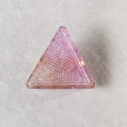 三角のガラスブローチ（紫） 1枚目の画像