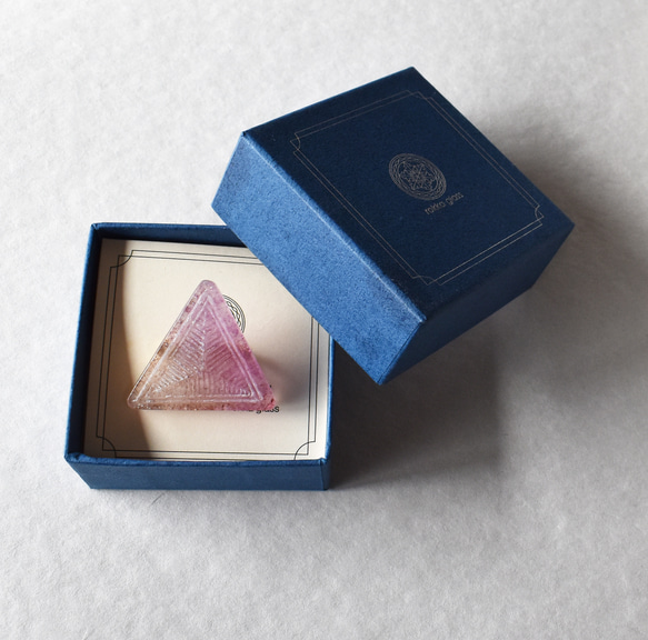 三角のガラスブローチ（紫） 5枚目の画像