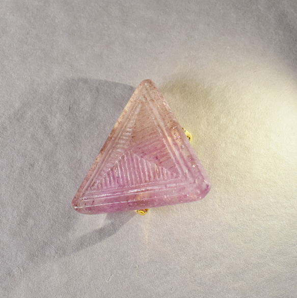 三角のガラスブローチ（紫） 2枚目の画像