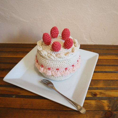 いちごケーキ あみぐるみ new／大きい!!あみぐるみ苺のお誕生日ケーキ[ホワイト] 記念撮影