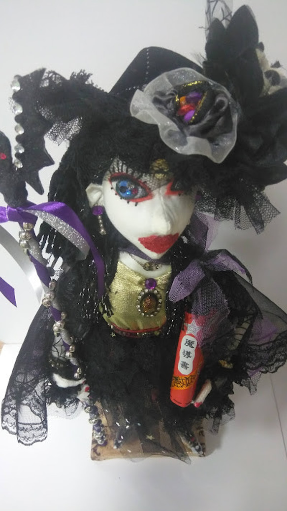 『ロッドを持ったキラ魔女さん』魔女人形　グリモア　魔導書　バットロッド 　ハロウィン　創作人形　プレゼント　オシャレ 5枚目の画像