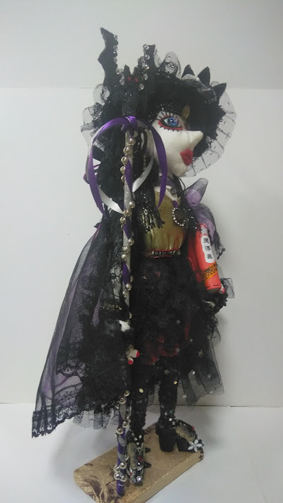 『ロッドを持ったキラ魔女さん』魔女人形　グリモア　魔導書　バットロッド 　ハロウィン　創作人形　プレゼント　オシャレ 6枚目の画像