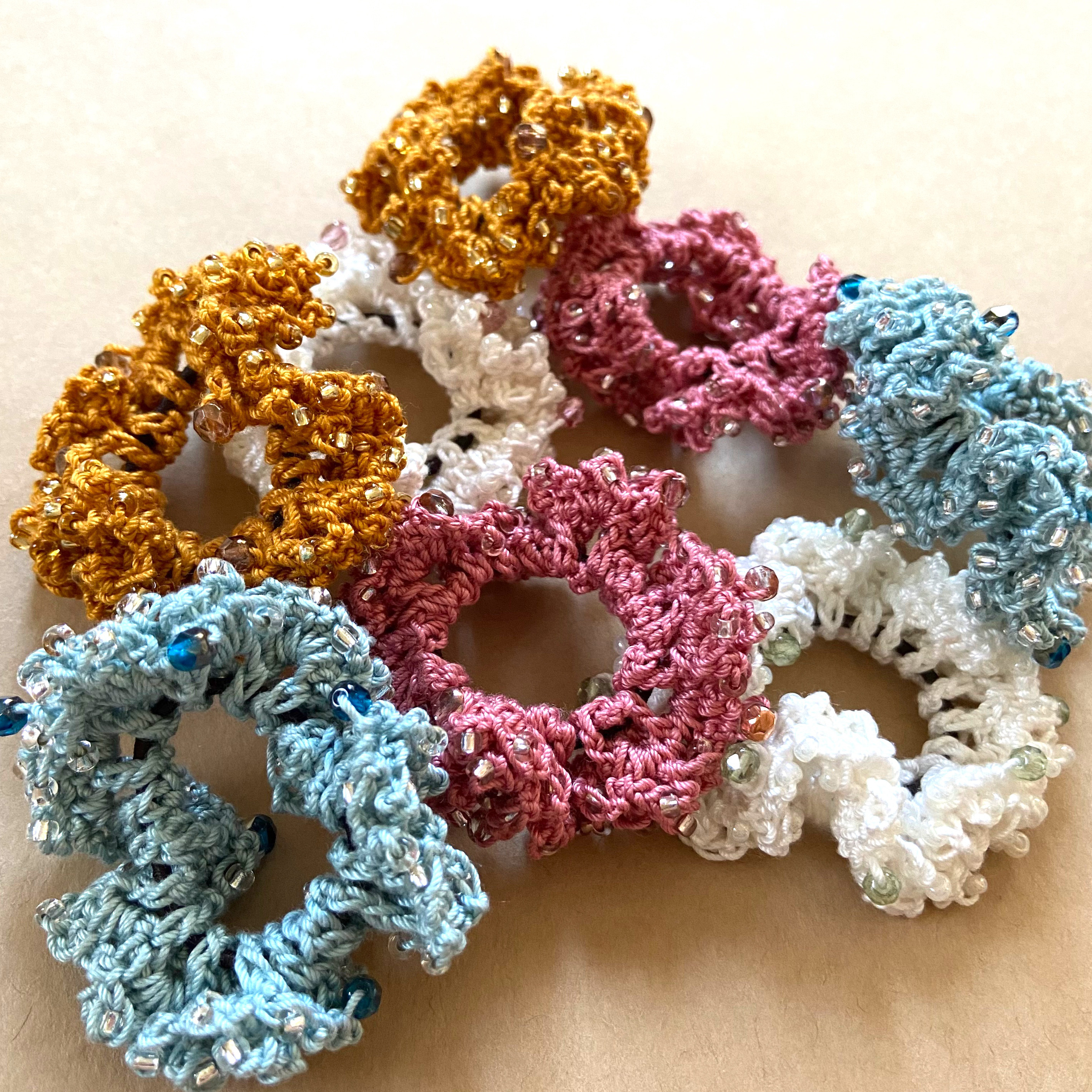 ハンドメイド ♡シュシュ 立たさ フリル 紺色に2色の青の薔薇刺しゅう 