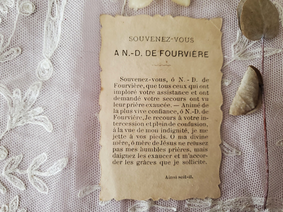 フランスヴィンテージ　マリア様とジーザス、すみれのホーリーカード　メダイヨン付 6枚目の画像