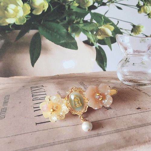 お花と額縁モチーフのアンティーク風コットンパールヘアクリップ 