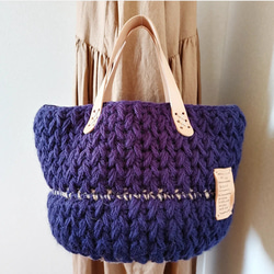 毛糸のバッグ(青紫紺) 1枚目の画像