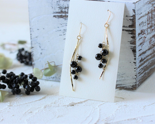 Creema限定 ポイントアップ】＊たわわな黒い実と風の流れのピアス