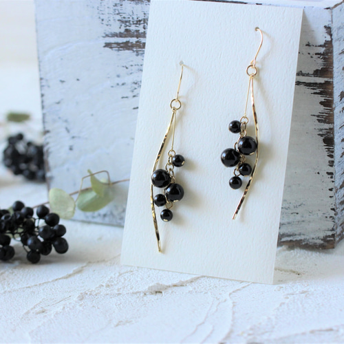 Creema限定 ポイントアップ】＊たわわな黒い実と風の流れのピアス