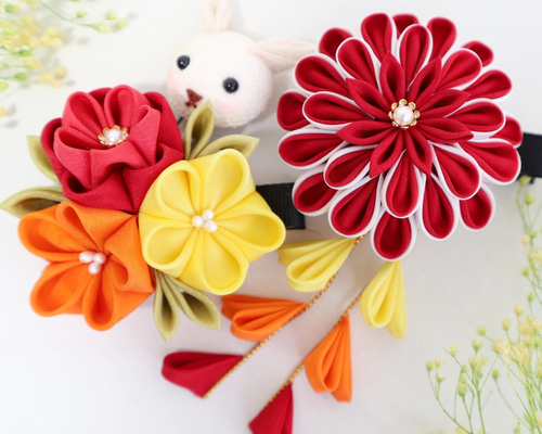AMKfamily＊。ご確認画像。つまみ細工 髪飾り クリップ 滑り止め つまみ細工髪飾り 絹ダリアと3つの小花のクリップ 三歳用 ウサギ 赤
