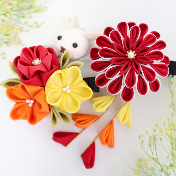 つまみ細工髪飾り 絹ダリアと3つの小花のクリップ 三歳用 ウサギ 赤