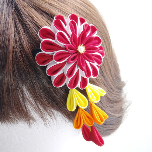 つまみ細工髪飾り 絹ダリアと3つの小花のクリップ 三歳用 ウサギ 赤