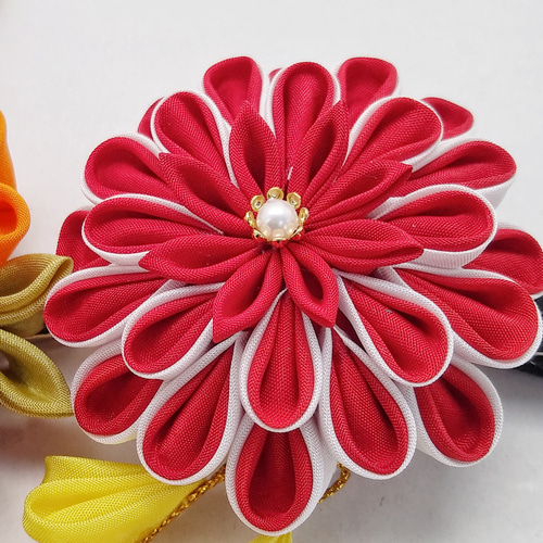 つまみ細工髪飾り 絹ダリアと3つの小花のクリップ 三歳用 ウサギ 赤