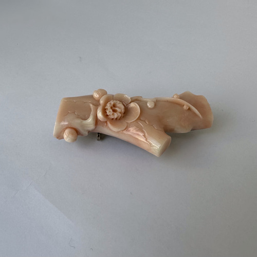 訳あり特価品⭐️珊瑚彫り帯留『初春の梅』R41029Y2 帯留め 宝石珊瑚