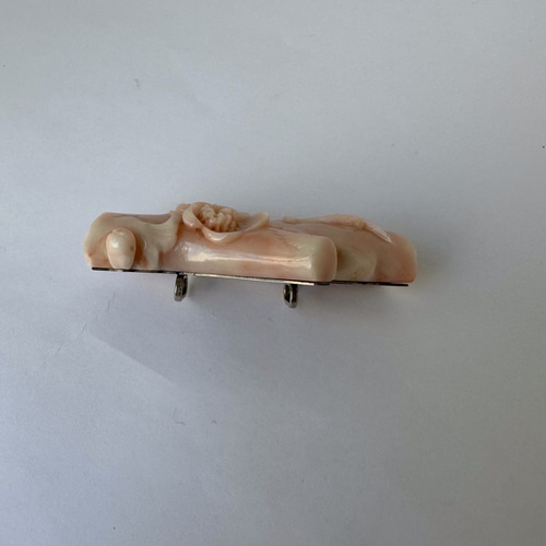 訳あり特価品⭐️珊瑚彫り帯留『初春の梅』R41029Y2 帯留め 宝石珊瑚