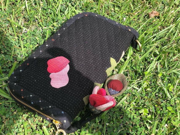 ロングクリップの牡丹の花をあしらったピュアな手染めパッチワークバッグ 2枚目の画像