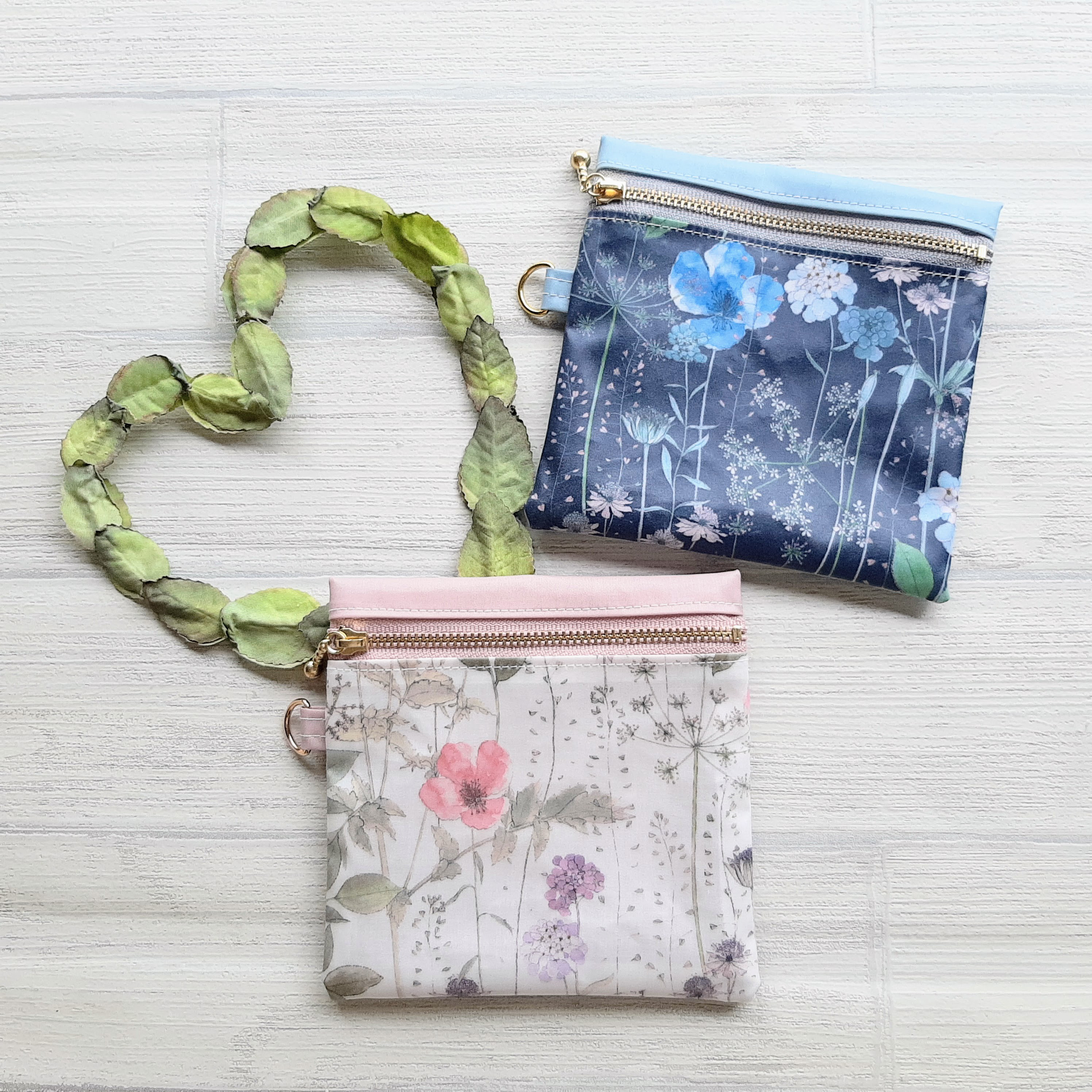 【再入荷】 〉ラミネート・外側ポケットポーチ(30㎝ファスナー) リバティ SAKU〈 財布・ケース・小物入れ