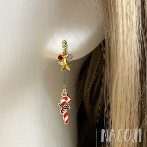 完売】揺れる雪だるまとキャンディケインのアシンメトリーピアス