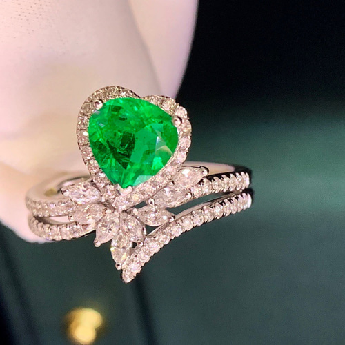 天然コロンビアエメラルドリング 一点物」K18 愛の成就 天然コロンビア