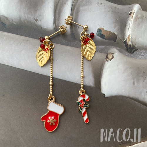 手袋とキャンディケインのクリスマスピアス ゴールデンリーフとビーズ 