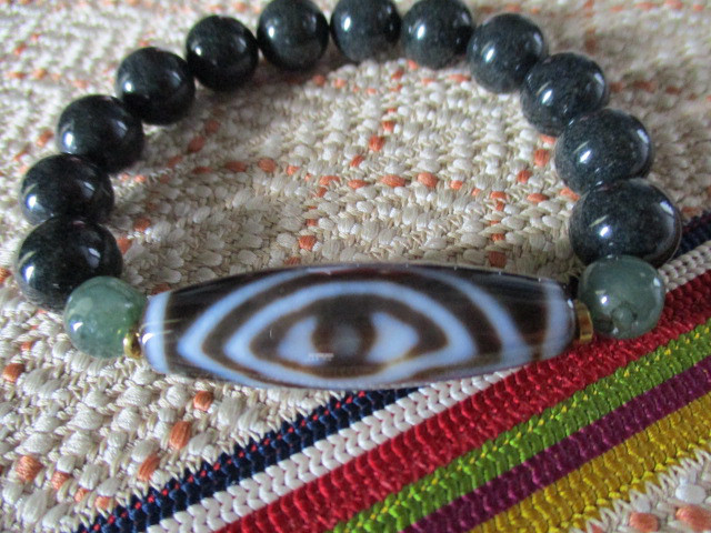 チベットアンデシン鉱山産マグマ形成珠 と仏眼天珠のブレスレット 39,000円