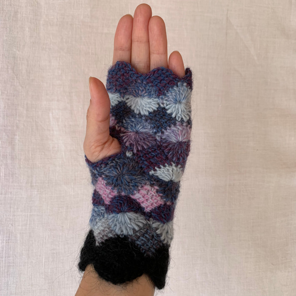 手編みニット手袋　指なし　ハンドウォーマー　アームウォーマー　ターコイズライトブルー　ブラックスカラップ　女性用 4枚目の画像