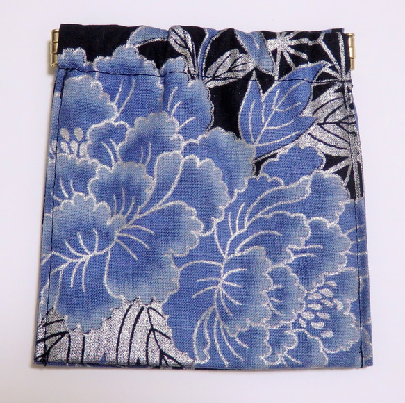 青と銀の花模様の小物入れ 青と銀の花模様の