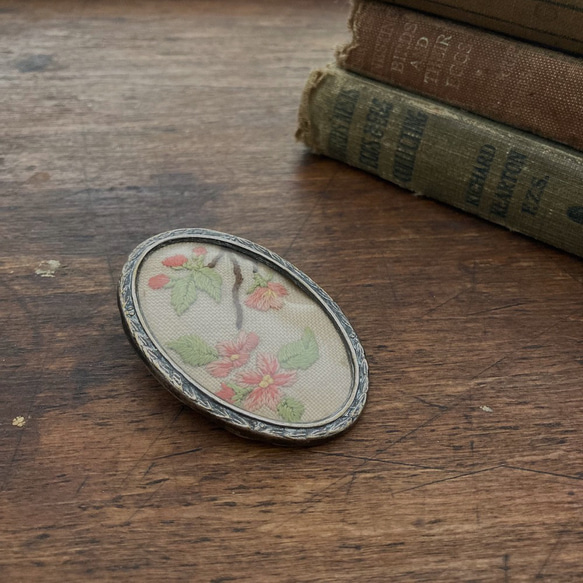 イギリスアンティーク写真立て風テリア刺繍のブローチ 英国ヴィンテージジュエリー テリア犬ブローチ|ACTON ANTIQUES英国