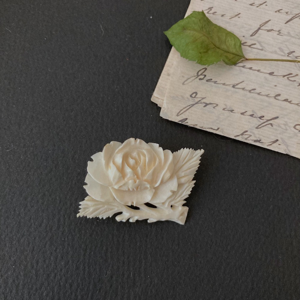 彫刻工芸品★美品 ★ヴィンテージ 象牙調 アイボリー 大薔薇ブローチ 彫刻工芸品★美品 ★ヴィンテージ 象牙調 アイボリー 大薔薇ブローチ