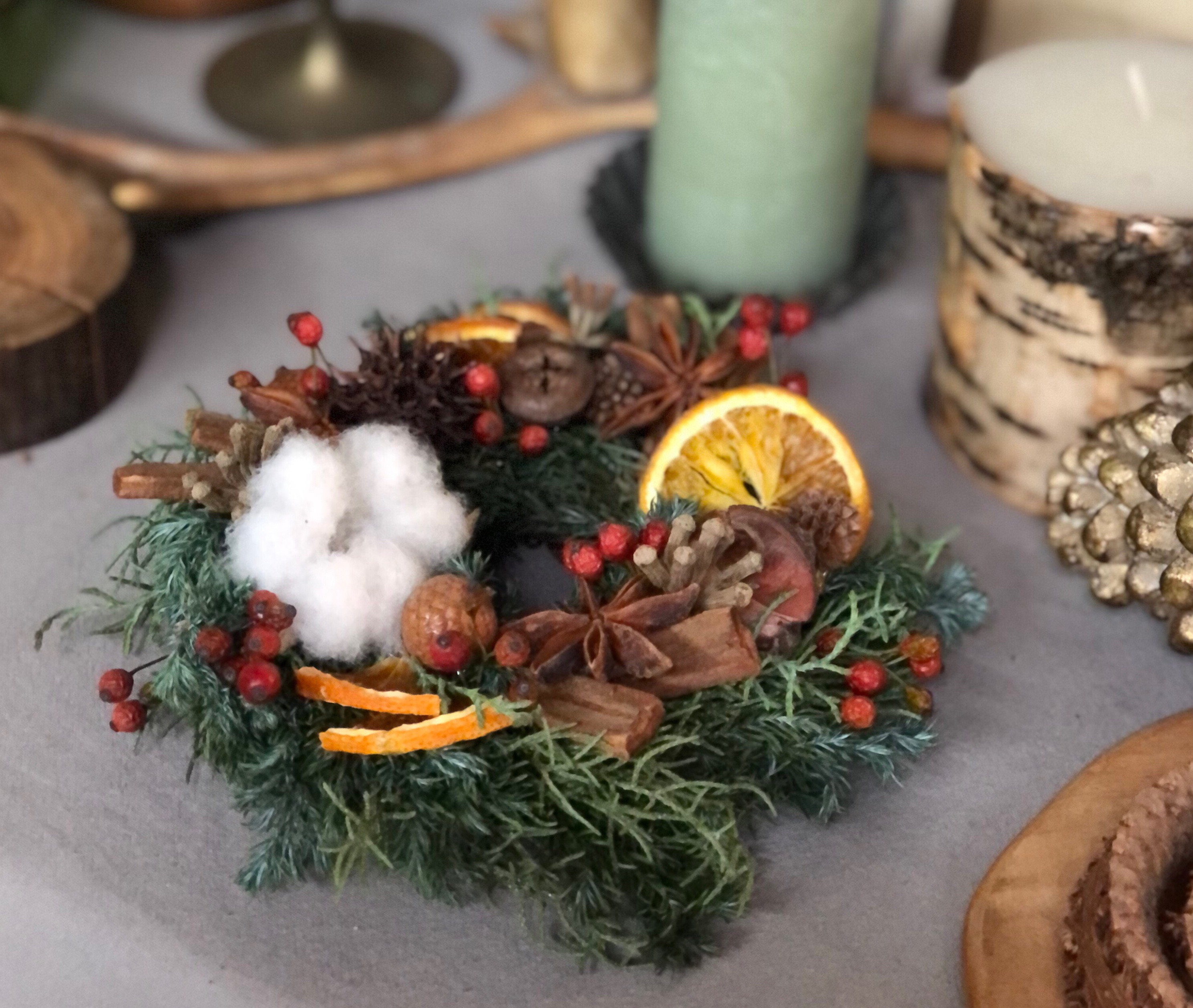 完売❤️グリーンモスとシャリンバイと天然木の実達の華やかXmasリースハンドメイド 完売❤️グリーンモスとシャリンバイと天然木の実達の華やかXmasリースハンドメイド